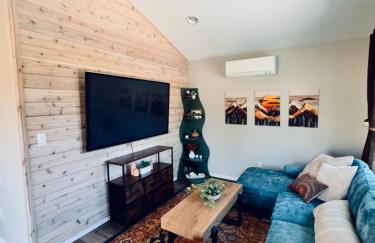 Colorful Comfort 3 Bedroom Home with Fenced yard - Foto 23