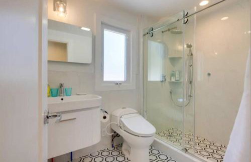 Cape Cod Home w/Ocean View, Roof Top, Pool & Hot Tub - Photo 23