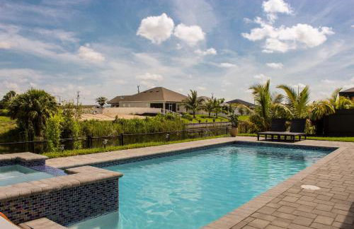 Luxurious Waterfront Home with Heated Pool and Jacuzzi - Foto 45