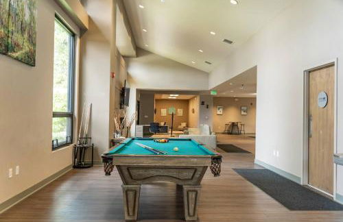 Ski Town Hideaway | Fireplace + Walk to Downtown - Foto 11