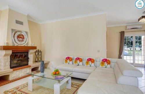 Villa Mikael - Free Wi-Fi - Aircon - Private Pool by bedzy - Foto 11