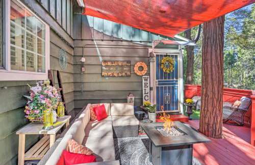 1 Mi to Lake Gregory Boho Crestline Cabin - Foto 1