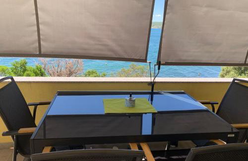 Beachfront Apartment Live - Photo 4