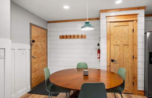 Renovated Ski In Out Condo King Bed Patio Grill - Foto 10