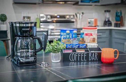 Apt+ 2 Queens+Bunkbed+Free Parking 55"TV - Photo 1