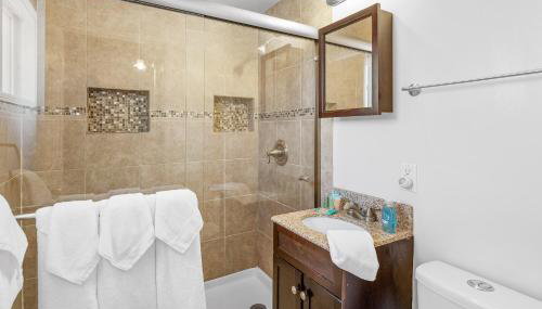 The Rock House - Walk to Big Bear Snow Play! Walk to Oktoberfest! Perfect weekend getaway! - Foto 5, towels, Shower