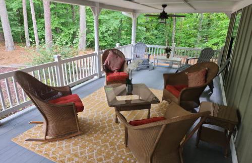 Large Hillside Retreat with Pool and Hot Tub - Foto 4