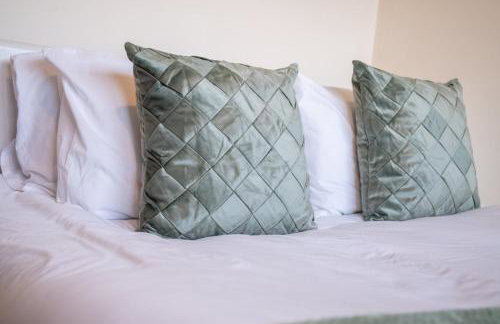 Leeds Vibrant 2 Bedroom Sleeps 4 - Photo 2