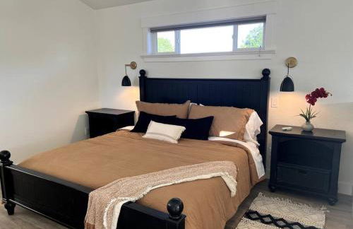 Custom Built Cottage in Downtown with Pool - Foto 13