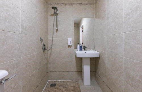 Luxurious 2 Bedroom City Centre Apartment Walking Distance to Everything Sleeps 6 - Foto 57