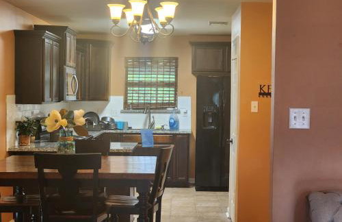 4BR 2BA Family Home On a Lake - Foto 14