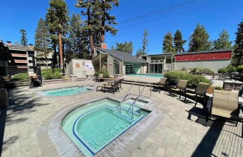 Spacious 3 Bed 3 Bath Condo with Pool - Foto 41