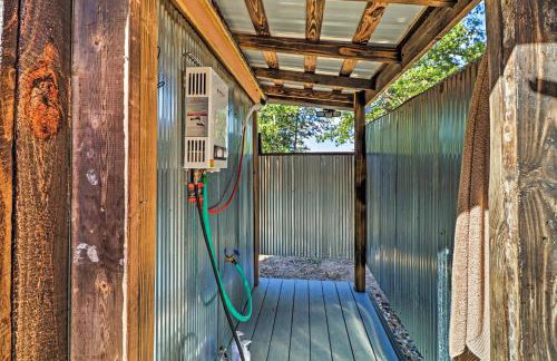 Cozy Cabin with Backyard Oasis 11 Mi to Marina - Foto 24