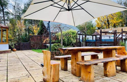 5-Bed Home - Sleeps 12 Pool Garden & Play Area - Foto 14