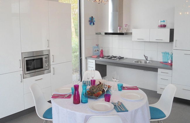 Modern Chalet With a Fireplace in a Holiday Park - Foto 6