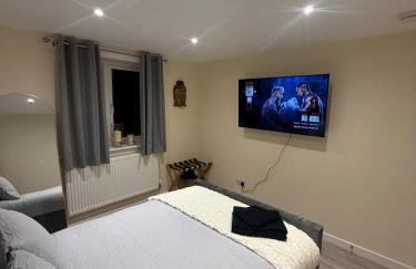 New 2-bed 2-bath detached flat with garden - Photo 4