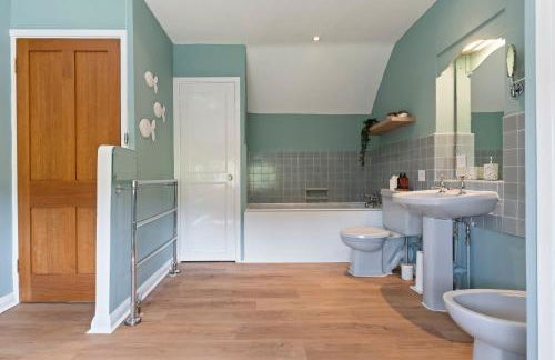 Stunning Countryside Home in Surrey by 53 Degrees Property, Ideal for Family Getaways, Private Tennis Court! - Foto 56