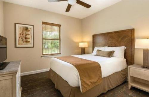 Enjoy the scenery of Lake Marble Falls in 2BD resort condo with family - Photo 19