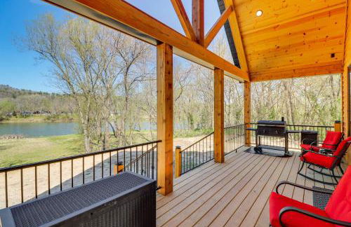 Riverfront Mountain View Cabin with Deck and Grill! - Foto 1