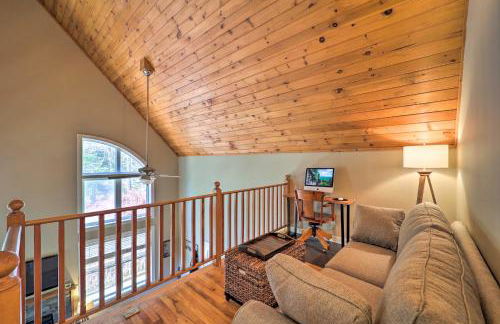 Woodsy Mountain-View Getaway with Hot Tub! - Foto 16