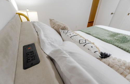 Entire Private Home with 4 Bedrooms 2 Bathrooms, Spacious, Lux King Bed, Ranch Style, Prime Area, Available Now - Photo 51