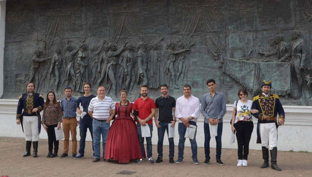 Posando junto al mural de la Casa Histórica de la Independencia