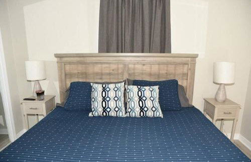 Classic Colonial Home near Main Street - Foto 22