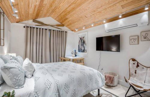 Historic Heights Rustic Urban Tiny Cabin - Foto 10