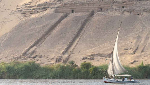 Navegando ao longo da costa de Assuã