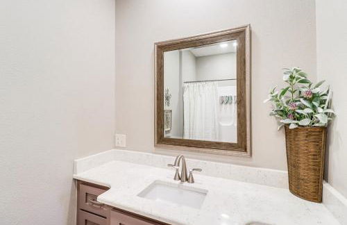 Riverfront Mountain View Cabin with Deck and Grill! - Foto 17