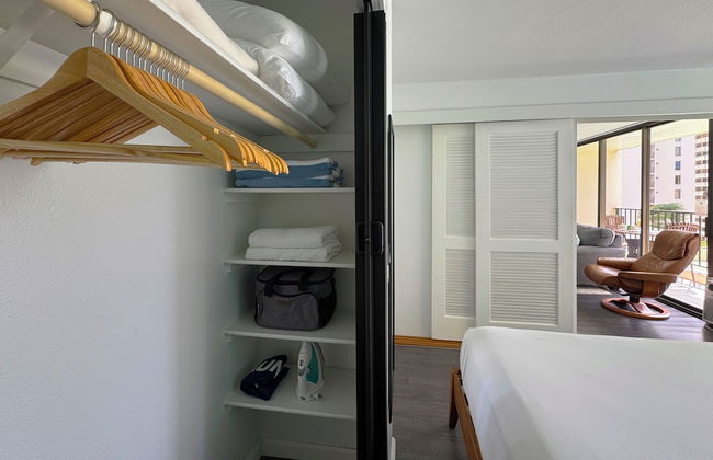 Partial Ocean View Condo with 2 Beds and Parking - Foto 70