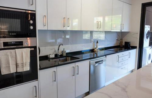 New 3 Bedroom Luxury Family Apartment - Airco, King Size Beds, Fully equipped kitchen, Balcony, Washingmachine, 2 bathrooms, Free parking, Fast Internet, 142m2 - Foto 30