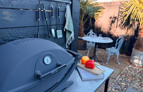 The Cabana Luxury Award Winning Tiny Home with Hot Tub and Private Garden 2 mins Walk to Ryde Beach - Photo 14