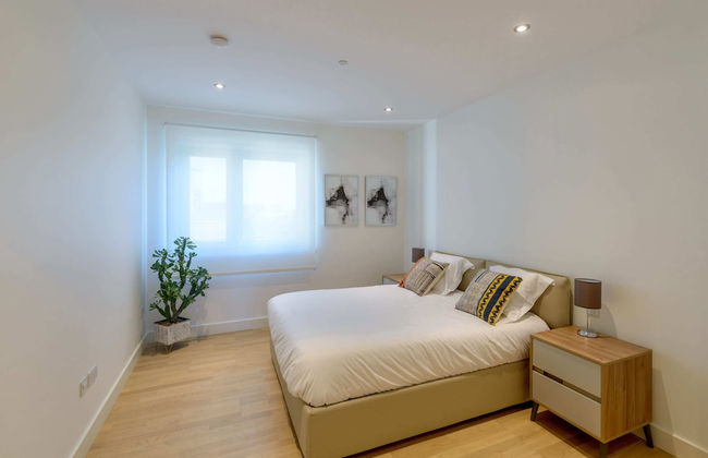 Luxury Modern Apartment With Exceptional Views! Hosted by Sweetstay - Photo 8