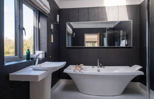 Cheltenham's Most Luxurious House - Beautiful Hot Tub & Indoor Pool - Photo 17