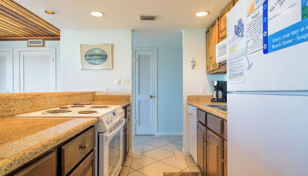 Beachfront Condo With Pool, hot tub & Sundeck! - Foto 5, Cocina privada