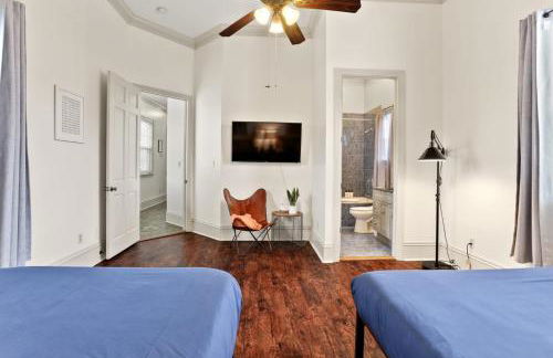 3BD HOME STEPS TO SAINT CHARLES Gated Parking - Foto 16