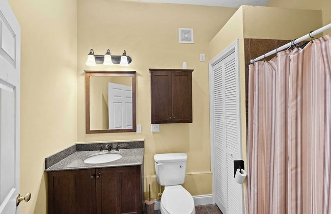 Bear Creek Lodge by Avantstay Lakefront + Dock - Photo 14