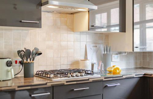 Stylish 5Bedroom Getaway in Quiet Mildenhall Area - Photo 46