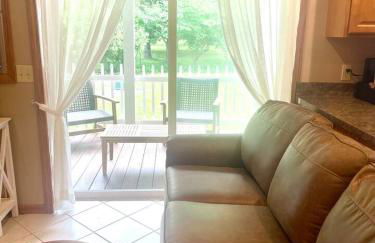 Spacious King Bed Suite at Antique Store - Foto 8