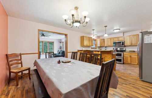 Dog-friendly 6-acre 5BR 3BA home, game room, deck, Wisconsin Dells 10min - Foto 20