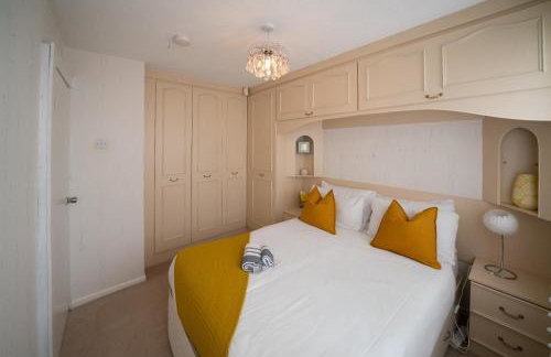 Spacious 3BR House By Kammili Properties in Westhoughton - Free Parking - Photo 4