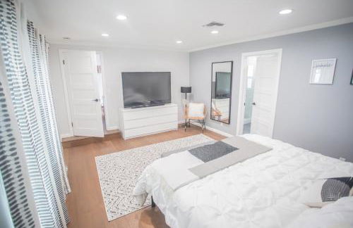 Enchanting Sherman Oaks Home With Pool permit #HSR two five zero zero 3222 - Foto 7