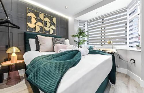 The Ultimate Hangout 4BR Modern House with Garden - Photo 21