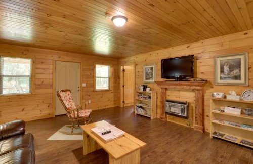 Serene and Secluded Alabama Cabin with Covered Deck! - Foto 11