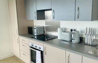 Stylish Haven with Ample Space - Foto 6