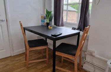 NEWLY Refurbed - Large Studio Apt With Private Parking - Foto 18