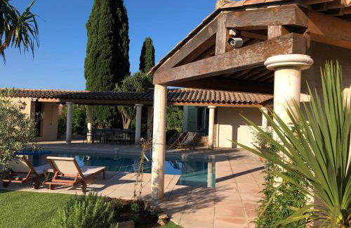 VILLA 4* avec PISCINE dans le bas du village de BORMES les MIMOSAS - Foto 1