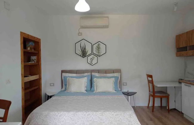 Entire unit near beach access to garden - Photo 5