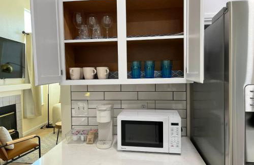 Remodeled 3B2B Bright House with a King Suite - Foto 36